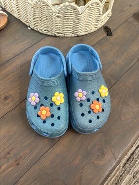 Girls size 2 CROCS Glitter Blue Clogs with Multicolor Flower Jibbitz